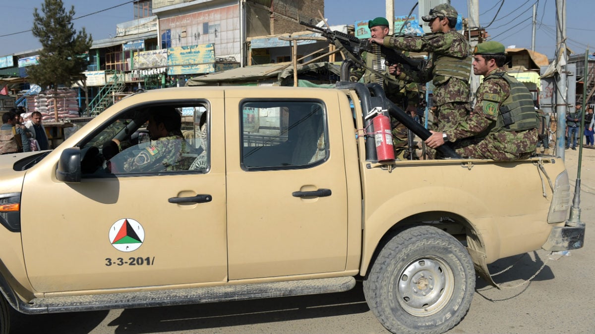 Militares afganos controlan las inmediaciones de la base estadounidense en Bagram, tras un atentado. (AFP)