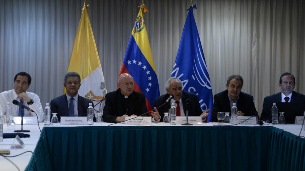 El ex presidente de Panamá Martin Torrijos, el dominicano Leonel Fernandez, el representante del Vaticano monseñor Claudio Maria Celli, el secretario de UNASUR Ernesto Samper y Jose Luis Rodriguez Zapatero junto al dirigente de UNASUR Mauricio Dorfler en la reunión entre Gobierno y oposición venezolanos. (AFP)