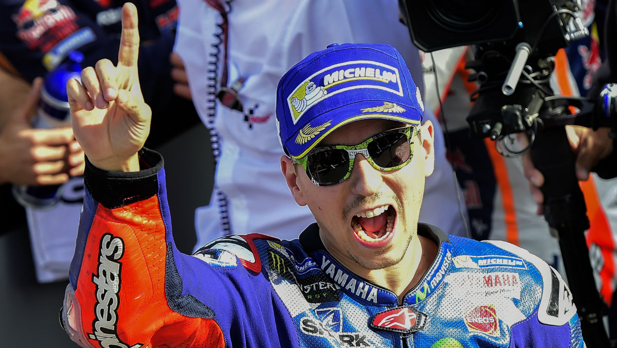 Jorge Lorenzo celebra su pole en Cheste. (AFP)