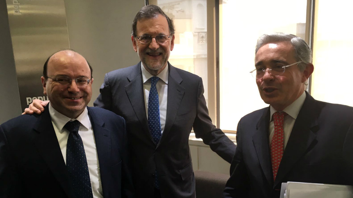 Mariano Rajoy y Álvaro Uribe, junto al representante del CD en España, Néstor Laso, en una reciente visita del ex presidente colombiano a España. (OKD)