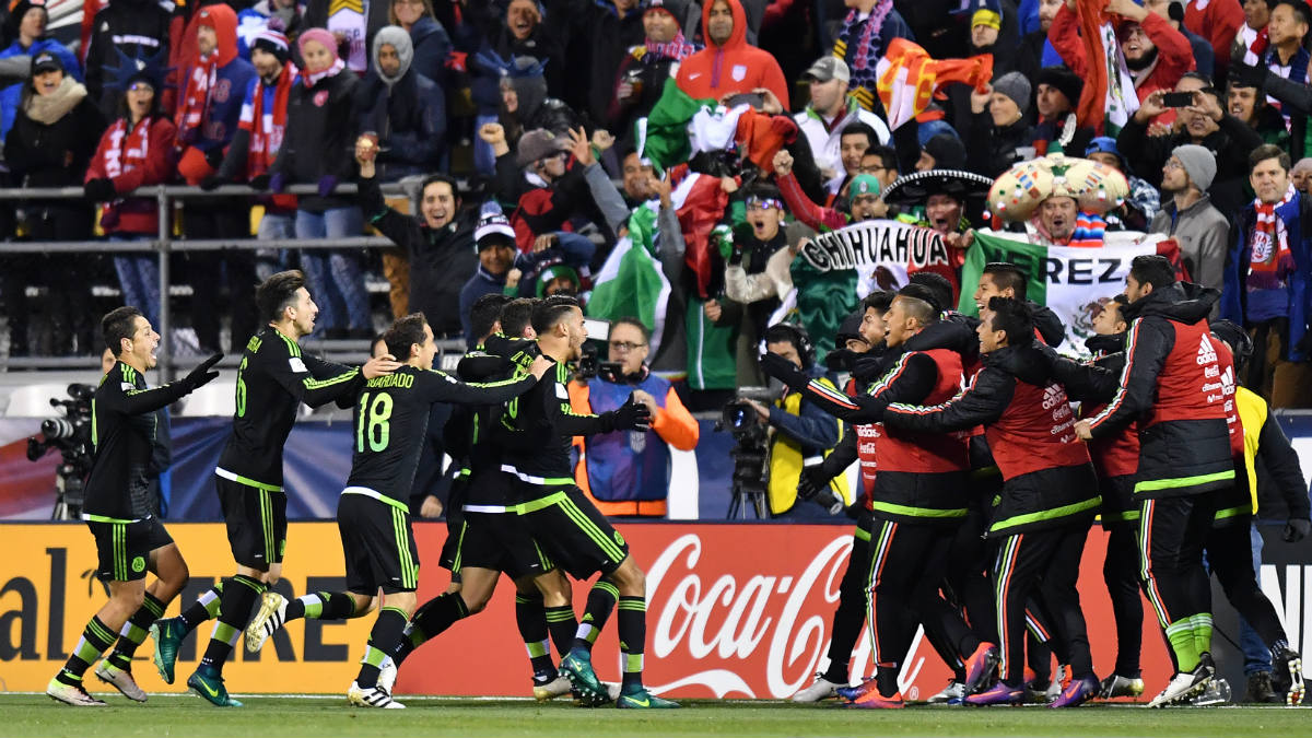 Los jugadores de México celebran el triunfo en Columbus. (Getty)