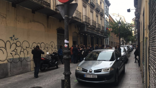 Okupas celebrando la usurpación en el centro de Madrid. (Foto: TW)