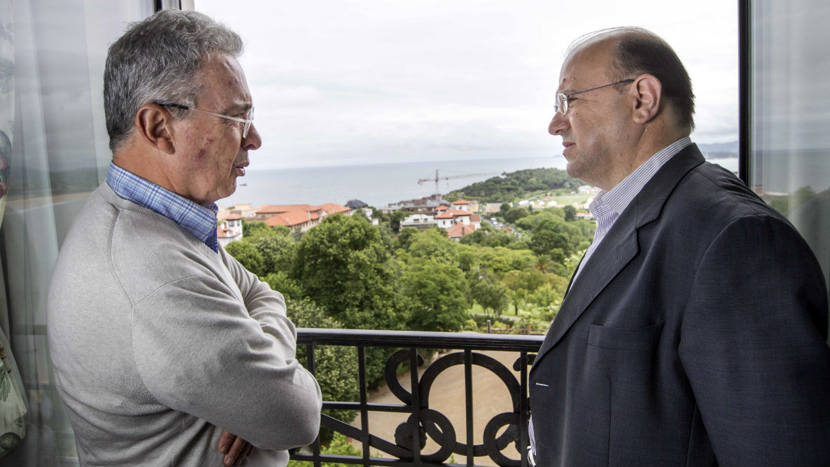 El ex presidente colombiano Álvaro Uribe y Néstor Laso, en Santander. (OKD)