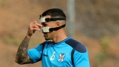 Vitolo, futbolista del Tenerife, con una máscara en un entrenamiento.