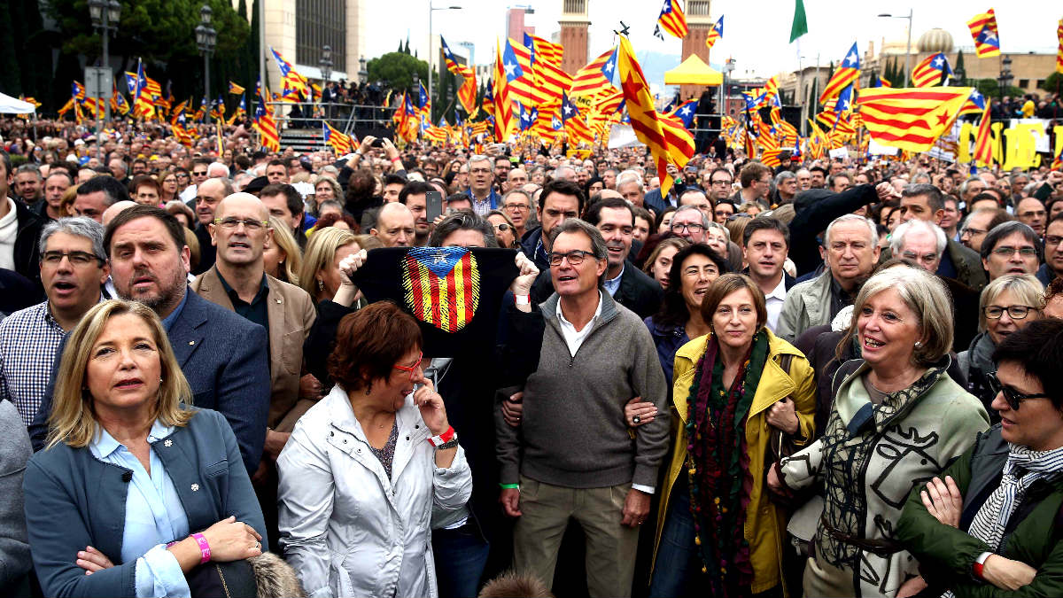 Artur Mas, Carme Forcadell y otros dirigentes independentistas. (Foto: EFE).