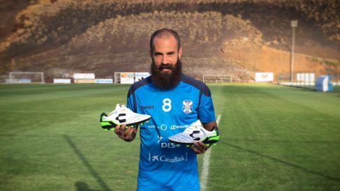 Marc Crosas posa con la camiseta del Tenerife. (Twitter)
