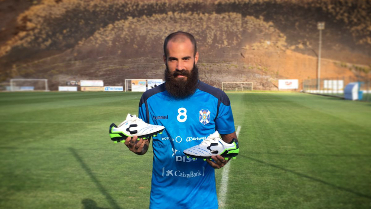 Marc Crosas posa con la camiseta del Tenerife. (Twitter)