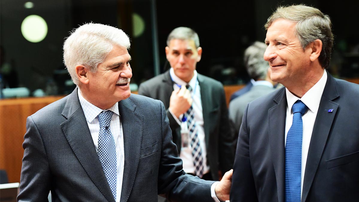 Alfonso Dastis, ministro de Exteriores de España, junto a su homólogo esloveno Karl Eljavec en Bruselas (Foto: AFP)