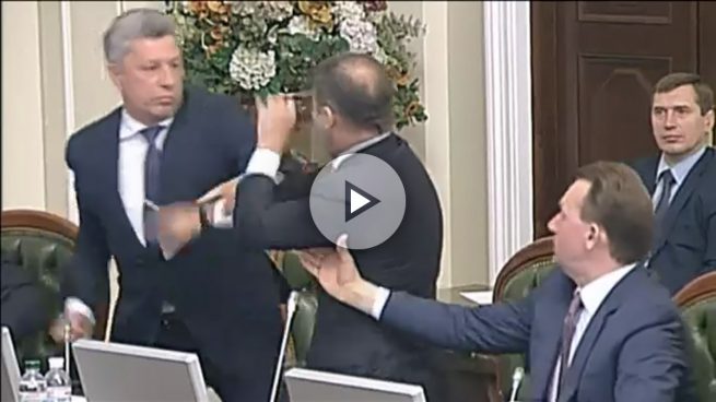 Dos diputados ucranianos se enzarzan a puñetazos en una reunión parlamentaria
