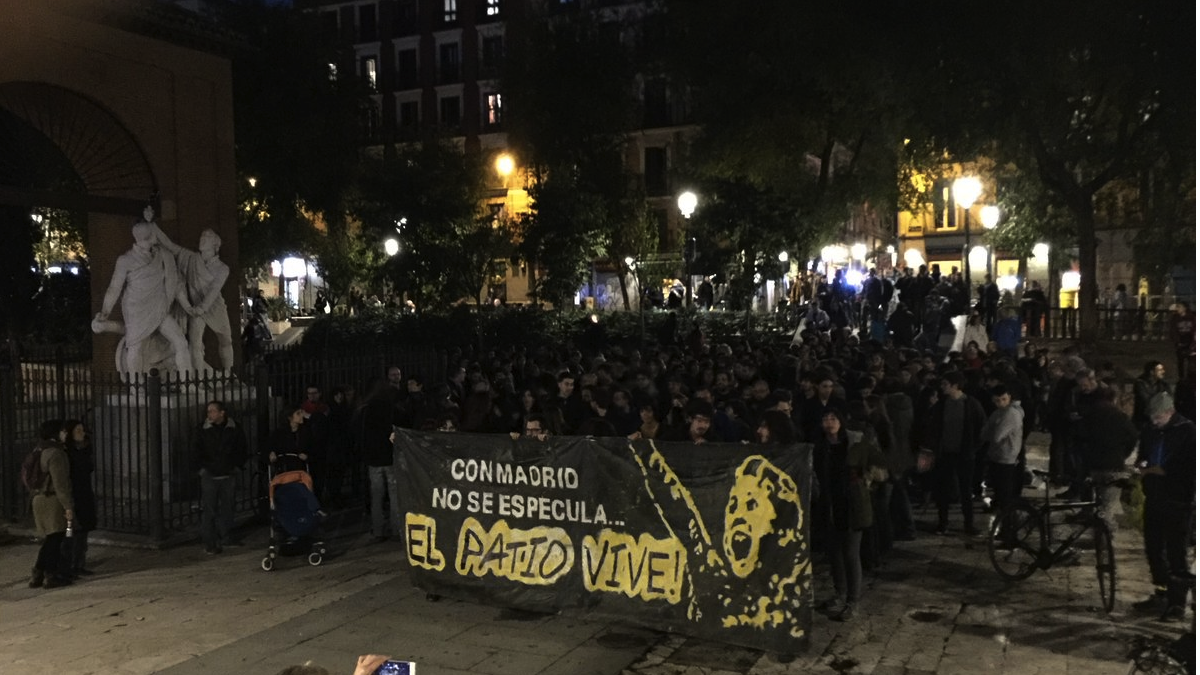 Manifestación en apoyo al Patio Maravillas. (Foto: TW)