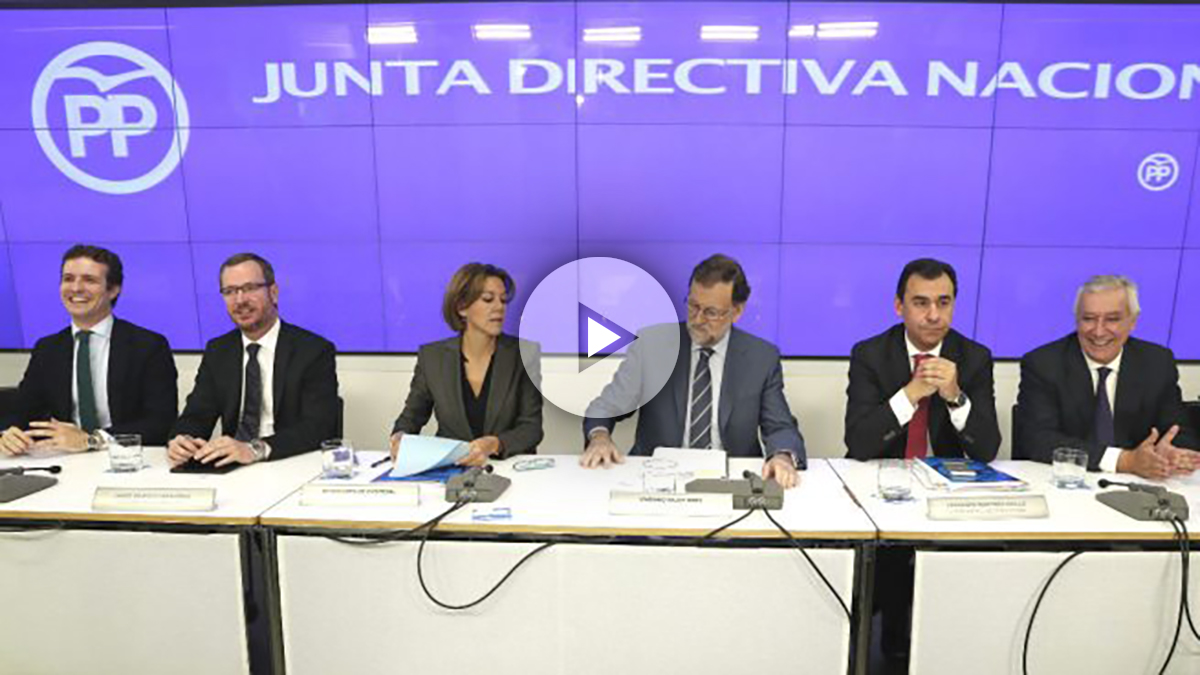 El jefe del Ejecutivo y presidente del PP, Mariano Rajoy (3d), junto a la ministra de Defensa y secretaria general del PP, María Dolores de Cospedal (3i), y los vicesecretarios, Pablo Casado (i), Javier Maroto (2i), Fernando Martínez-Maillo (2d) y Javier Arenas (d), durante la Junta Directiva Nacional del PP que ha presidido este lunes en la sede de Genova (Foto: Efe)