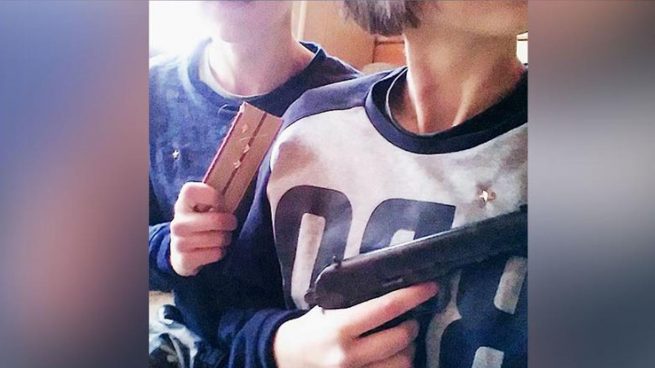 Una pareja de jóvenes rusos de 15 años se suicida en un piso tras disparar a un coche de policía