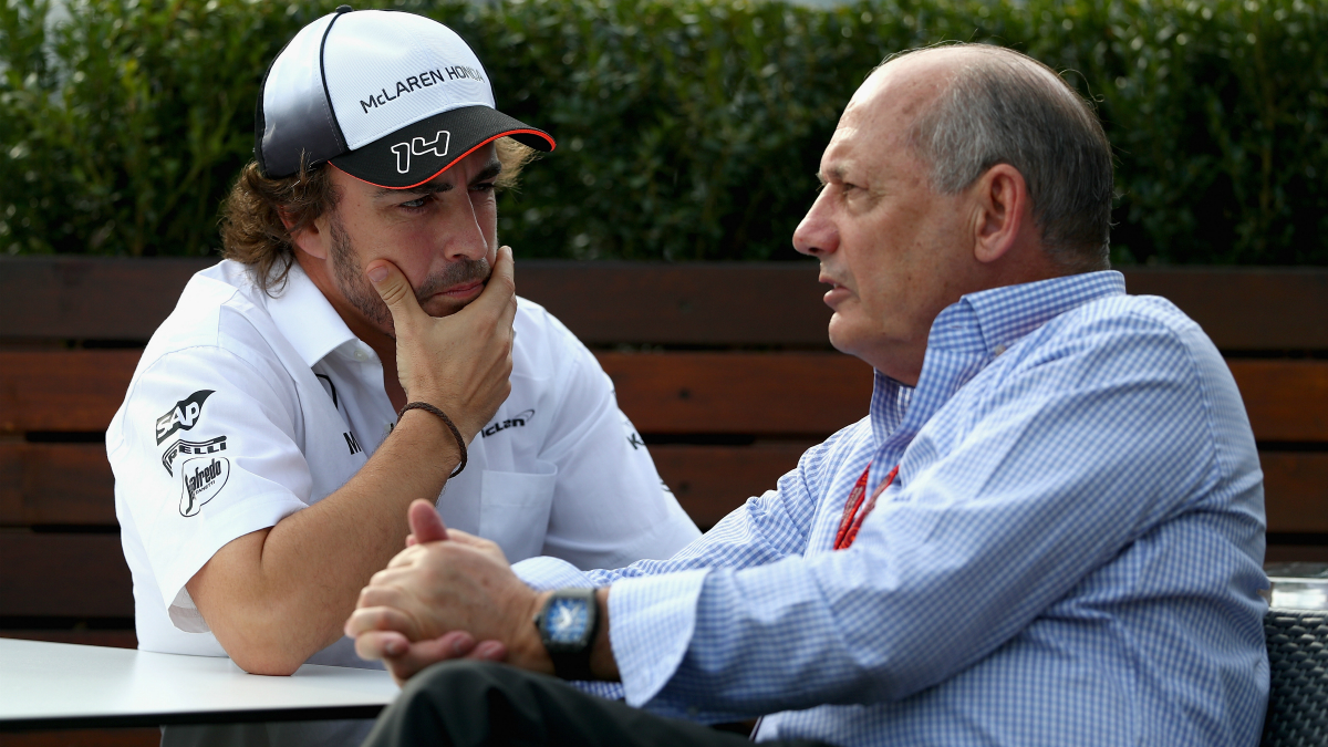 Alonso y Dennis conversan en la previa de un Gran Premio. (Getty)