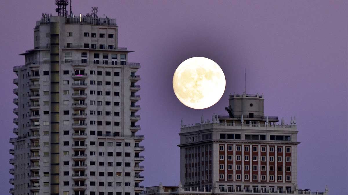 ‘Superluna’ desde la Plaza de España de Madrid. (Foto: AFP)