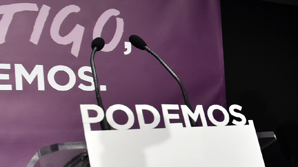 Atril de Podemos vacío. (Foto: AFP)