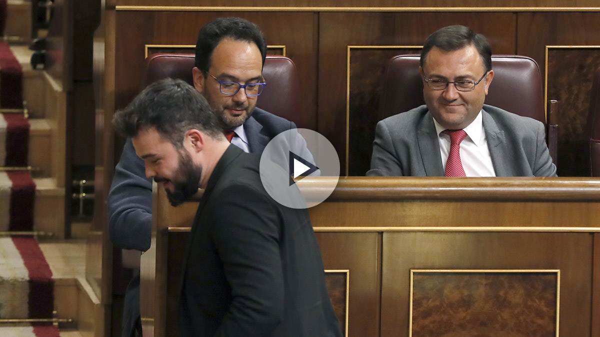 Gabriel Rufián (ERC), cabizbajo ante los socialistas Miguel Ángel Heredia y Antonio Hernando. (Foto: EFE)