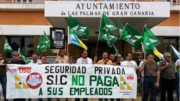 Una protesta de trabajadores de Seguridad Integral Canaria ante el Ayuntamiento de Las Palmas.