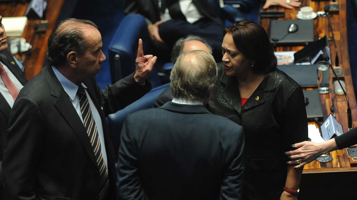 Varios senadores brasileños durante una sesión. (Foto: AFP)