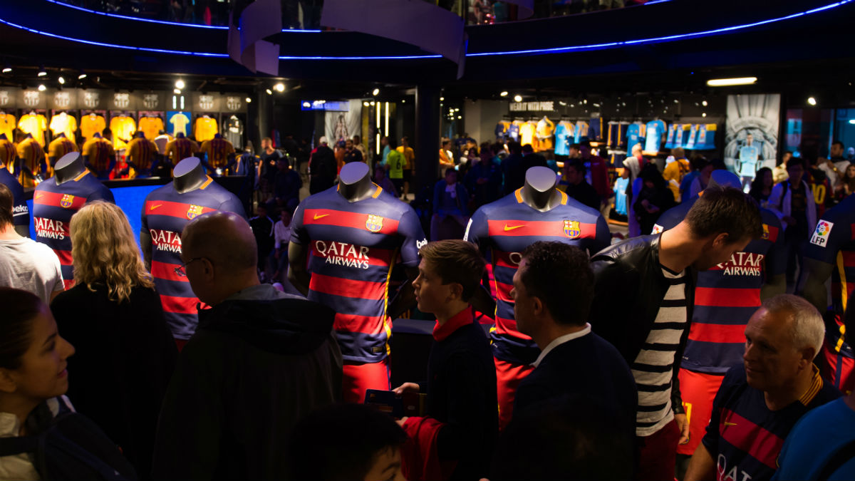 Las camisetas del Barcelona, en la tienda del Camp Nou. (Getty)