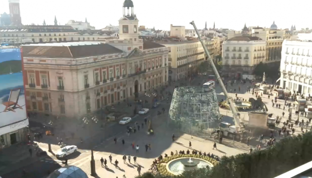 Instalación del árbol navideño en la Puerta del Sol. (Foto: skylinewebcams)