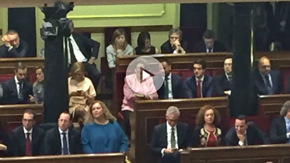 Rita Barberá, vestida de rosa, sentada junto a sus ex compañeros del PP.