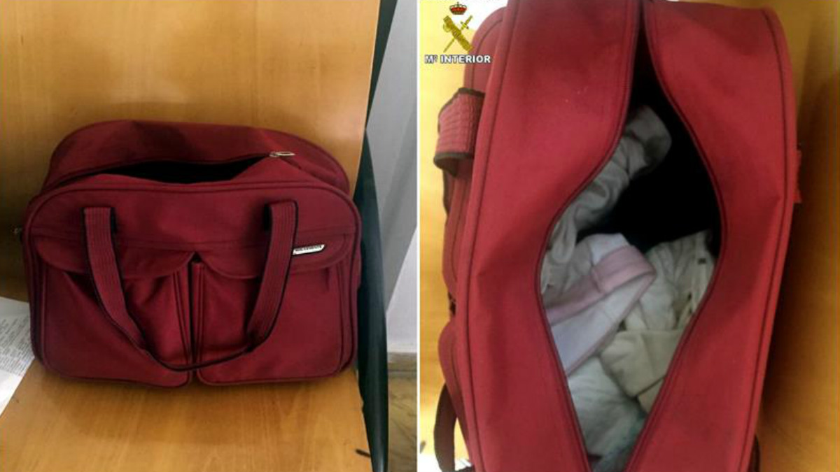 Foto facilitada por la Guardia Civil de la bolsa de deporte donde se encontró al pequeño de un mes de vida a punto de asfixiarse. Foto: EFE