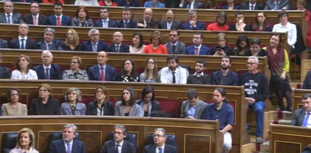 El diputado Diego Cañamero sentado en el escaño de Alberto Garzón detrás de Pablo Iglesias. (Foto: Youtube)