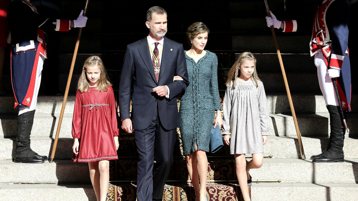 Los Reyes con la infanta Sofía y la Princesa Leonor a la salida del Congreso (FOTO:EFE)