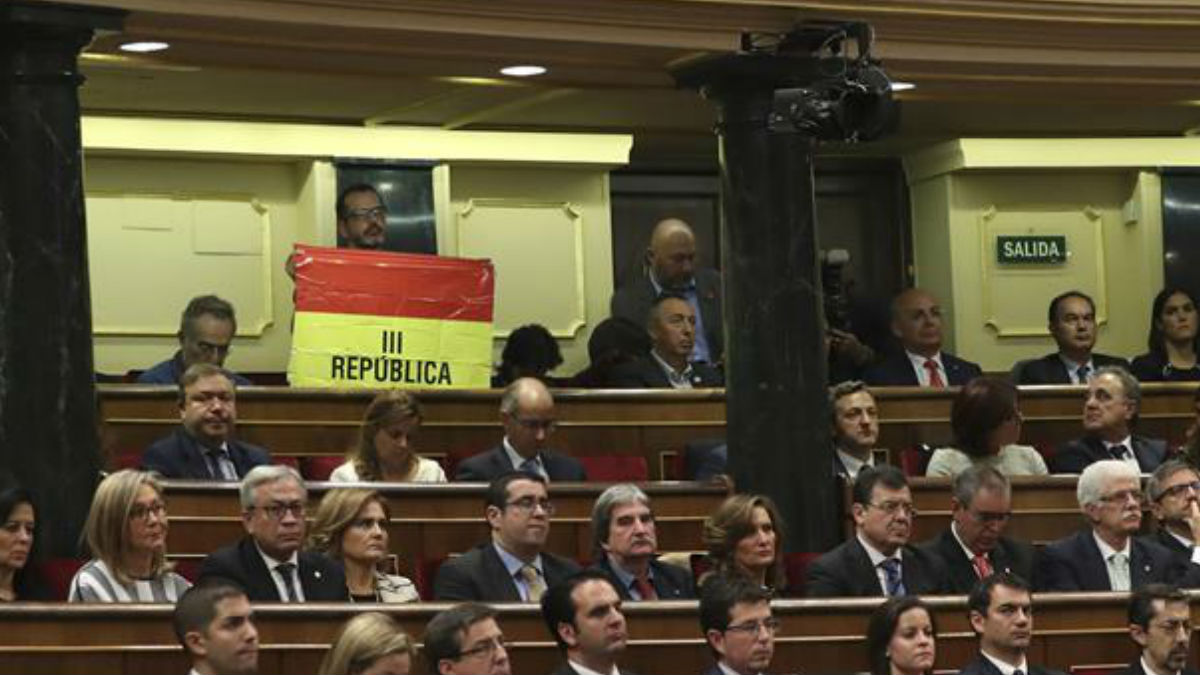 El senador navarro de IU, Iñaki Bernal, ha mantenido desplegada una bandera republicana desde su escaño en lo alto del hemiciclo del Congreso durante buena parte del discurso del Rey Felipe VI. Foto: EFE