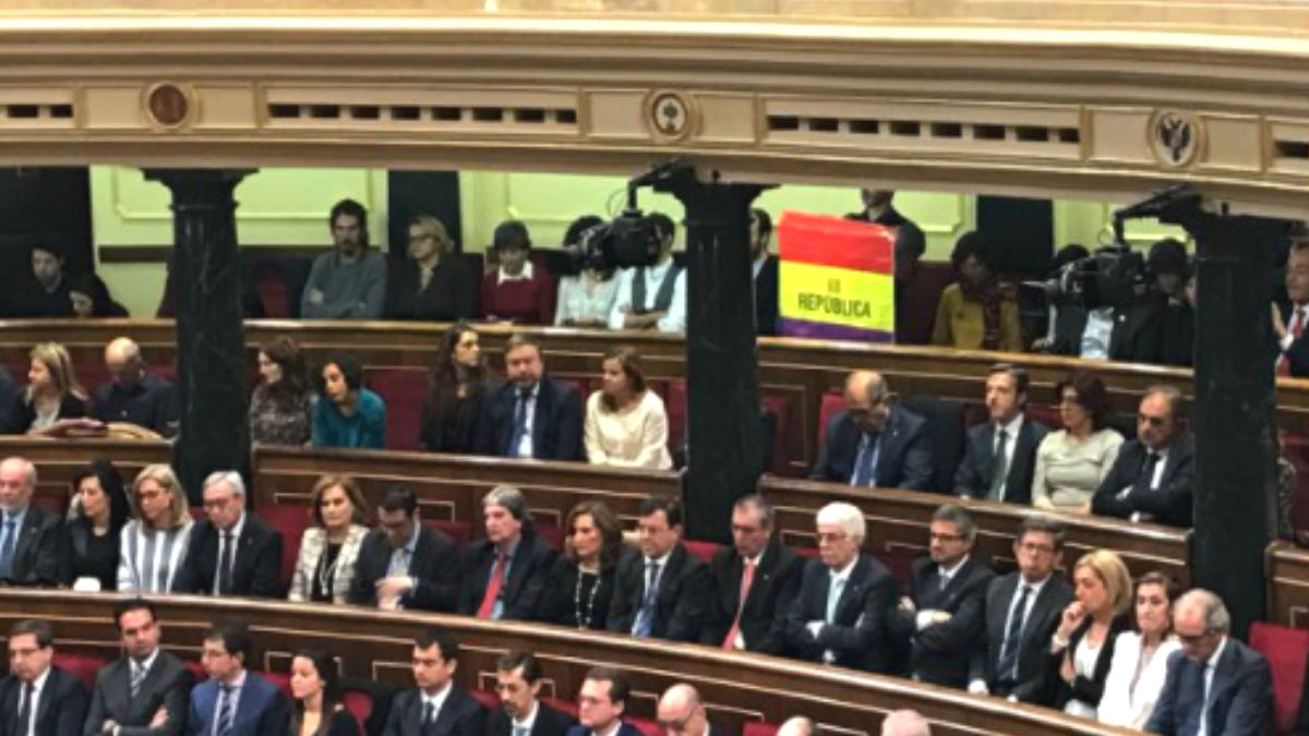 Un senador de Unidos Podemos porta la bandera de la II República durante el discurso del Rey Felipe VI (Foto: Twitter)