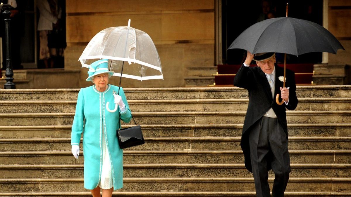 La reina Isabel II y el Duque de Edimburgo en Buckingham Palace (Foto: Getty)