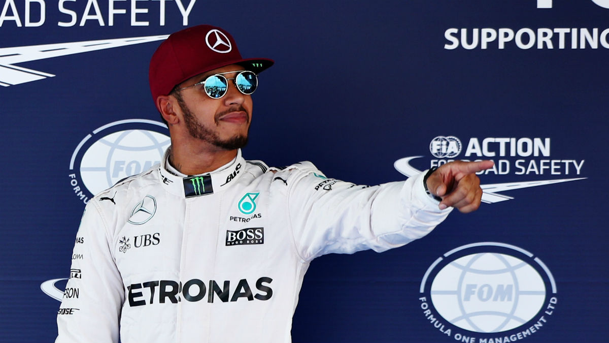 Lewis Hamilton trata de desestabilizar a su compañero de equipo Nico Rosberg cada vez que se pone delante de un micrófono. (Getty)