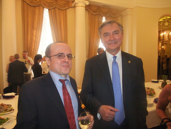 El embajador ruso, Yuri Korchagin, a la derecha.