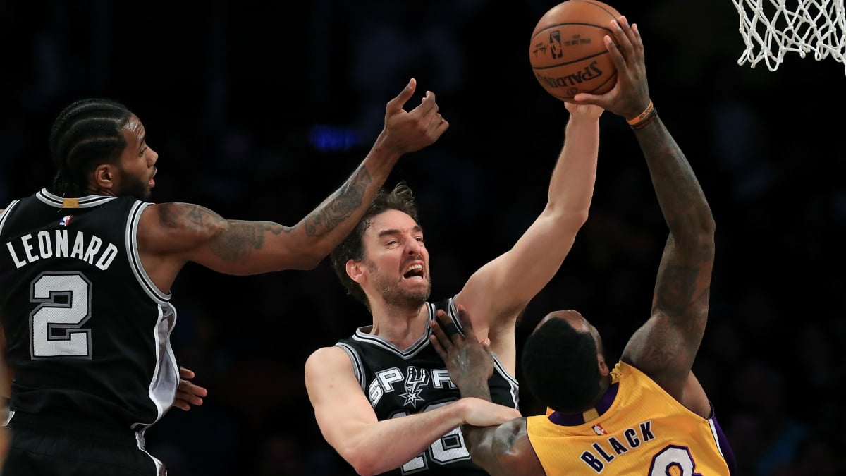 Gasol tapona a un rival en el partido frente a los Lakers. (AFP)