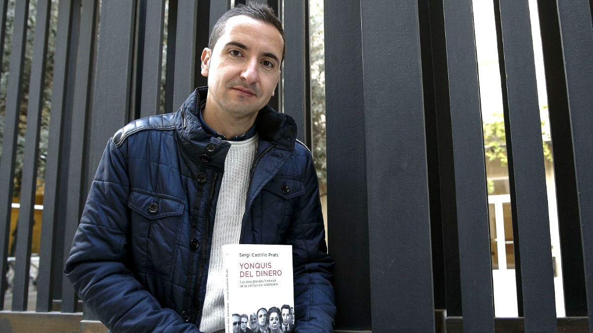 Sergi Castillo con el libro (Foto: Efe).