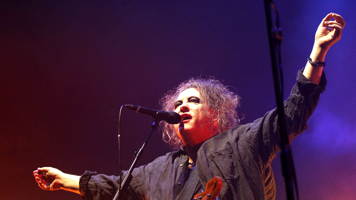 El cantante de The Cure durante la actuación del grupo (Foto: Efe).