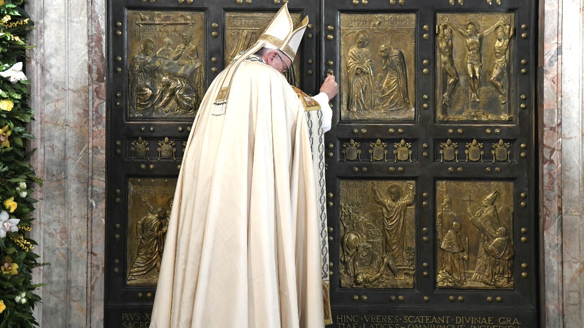 El Papa Francisco cerrando la puerta de la Basílica de San Pedro (Foto: AFP).