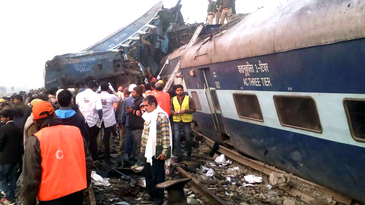 Imagen de un reciente accidente de tren en lndia (Foto: AFP).