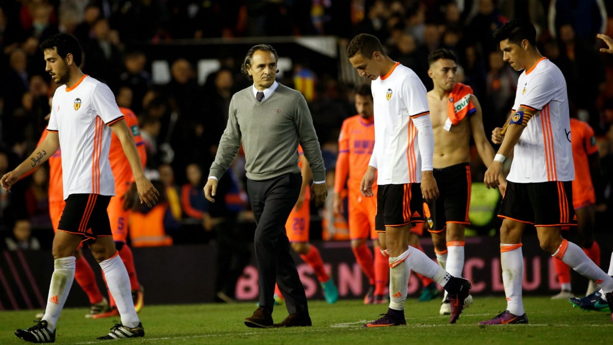 Prandelli intenta consolar a sus jugadores tras el empate del Valencia ante el Granada. (EFE)