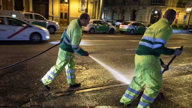 Barrenderos limpiando las calles del centro de Madrid. (Foto: Madrid)