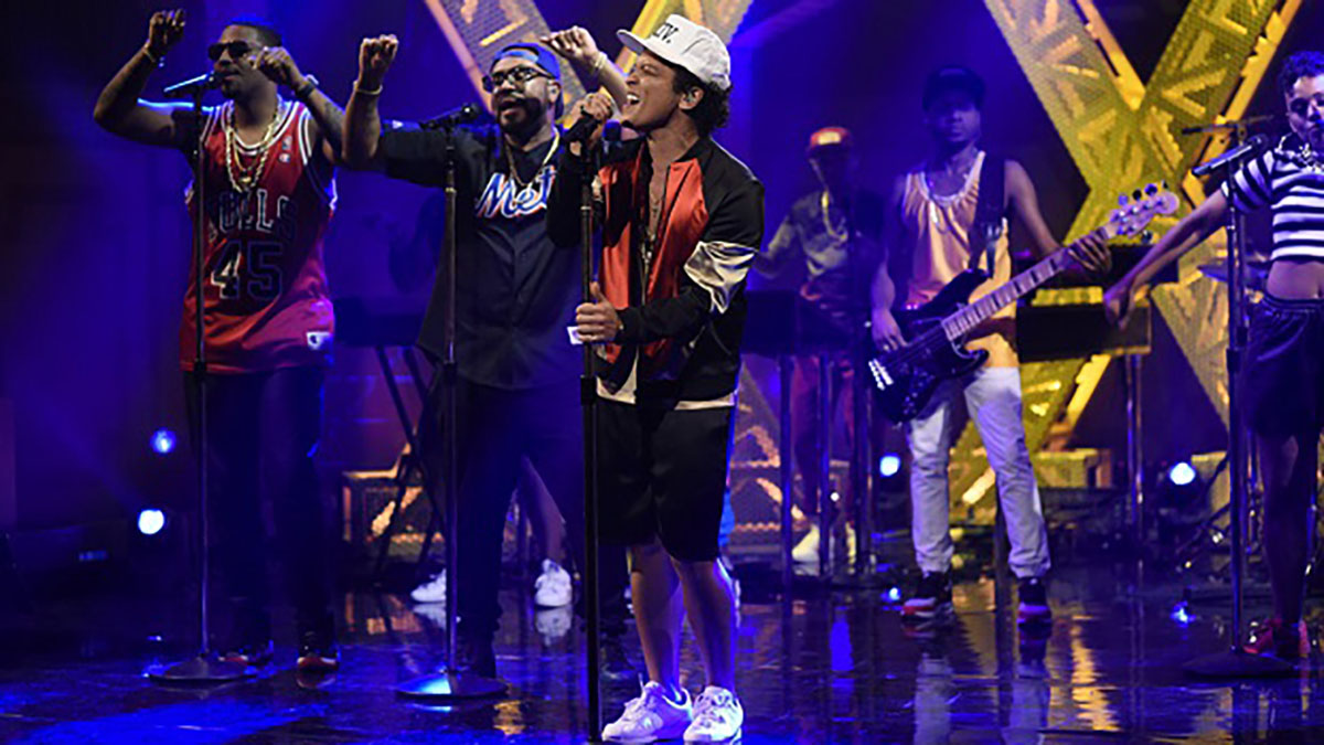 Bruno Mars durante su actuación en el programa SNL. ©2016/Will Heath/NBC
