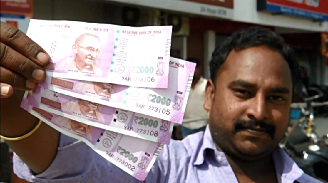 Ciudadanos indio enseñando su nueva divisa (Foto: Getty)