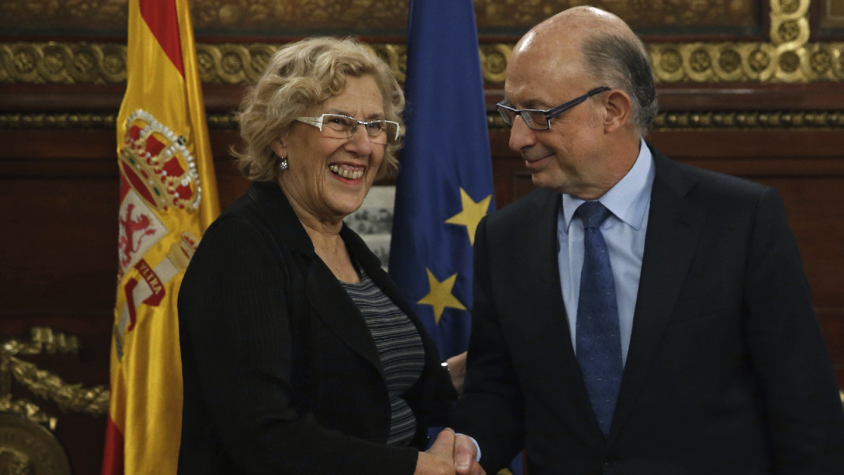La alcaldesa de Madrid, Manuela Carmena (i), saluda al ministro de Hacienda y Función Pública, Cristóbal Montoro. (Foto: EFE)