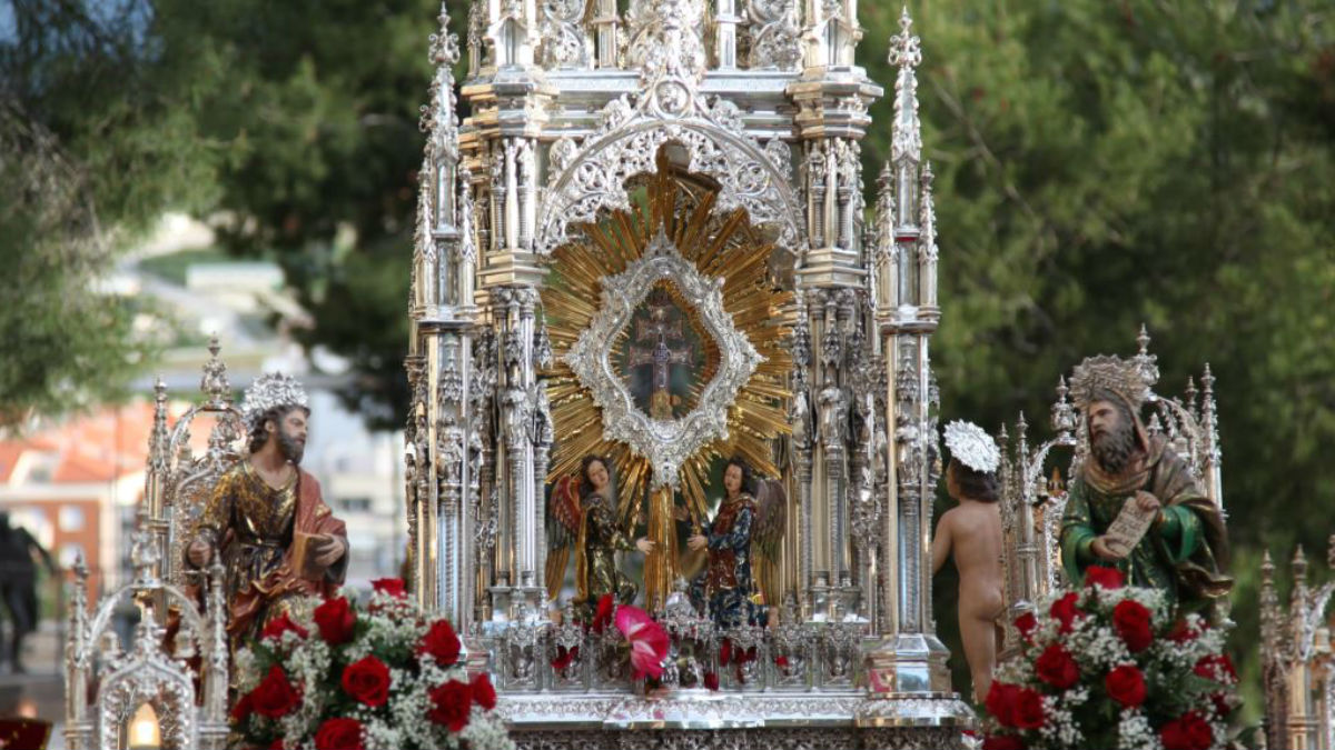 La santa y Vera Cruz, procesionando por Caravaca de la Cruz (Murcia).