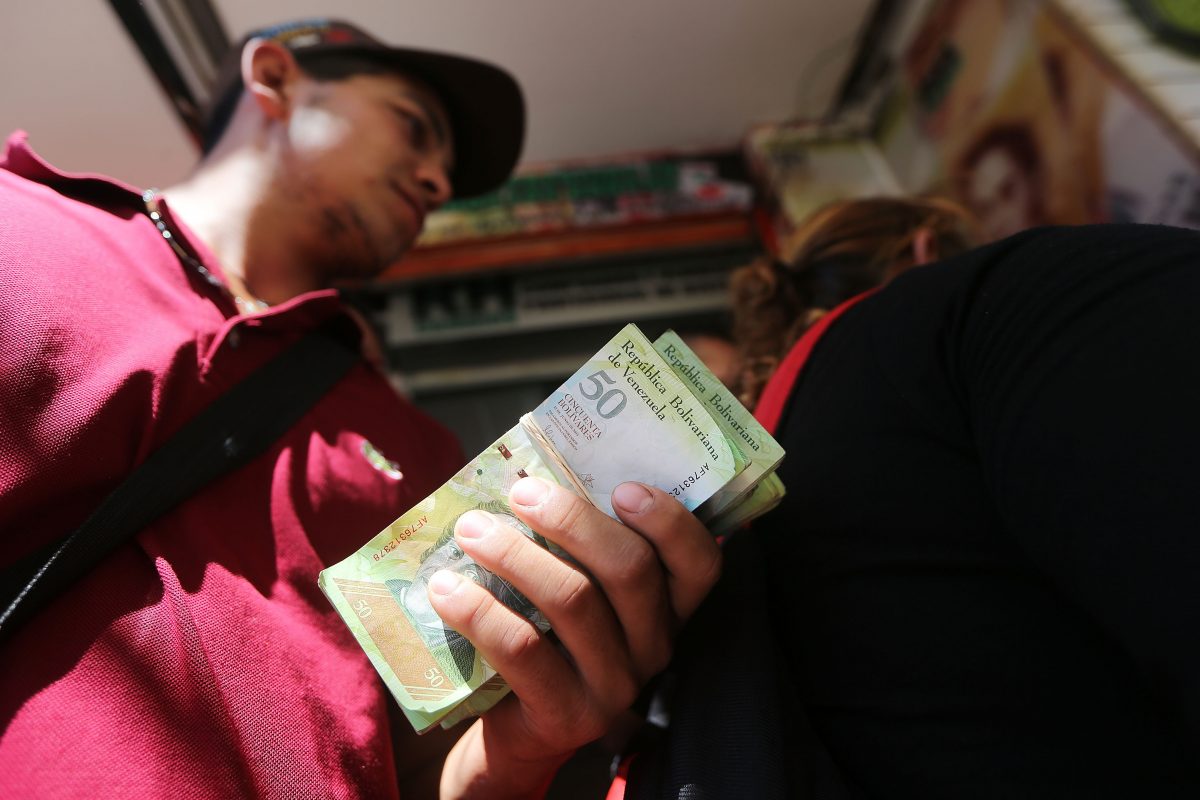 Ciudadanos venezolanos en una casa de cambio de Cúcuta, Colombia. (Foto: Getty)