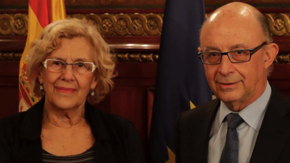 La alcaldesa Manuela Carmena junto al titular de Hacienda Cristóbal Montoro. (Foto: Madrid)