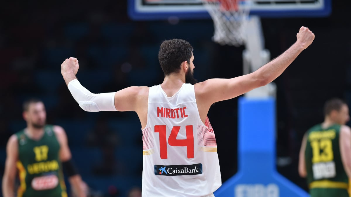 Mirotic celebra el oro en el Eurobasket 2015. (AFP)