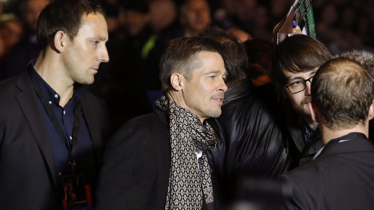 Brad Pitt se paró a hacerse fotos con sus seguidores en la entrada del cine (Foto: EFE)