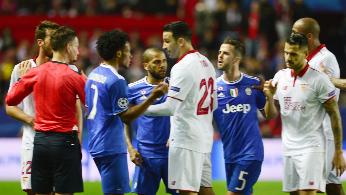 Los jugadores del Sevilla protestan al árbitro. (AFP)