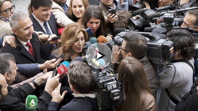 Susana Díaz acaba golpeada en un «tumulto» de cámaras